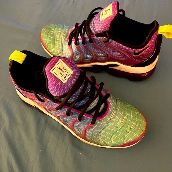 hyper violet womens vapormax plus red